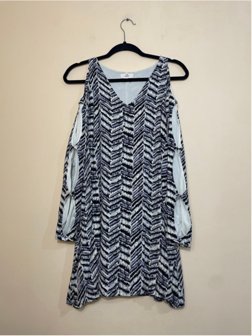 Entro Women’s Black & White Chevron Cold Shoulder Mini Dress Size MED